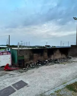 Queman varios contenedores durante la madrugada en Nespereira