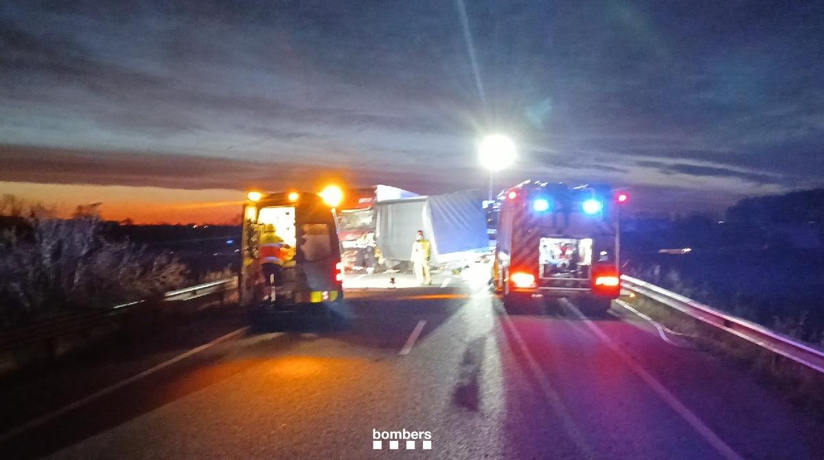 Les imatges de l'accident de trànsit de l'N-II a Cabanes
