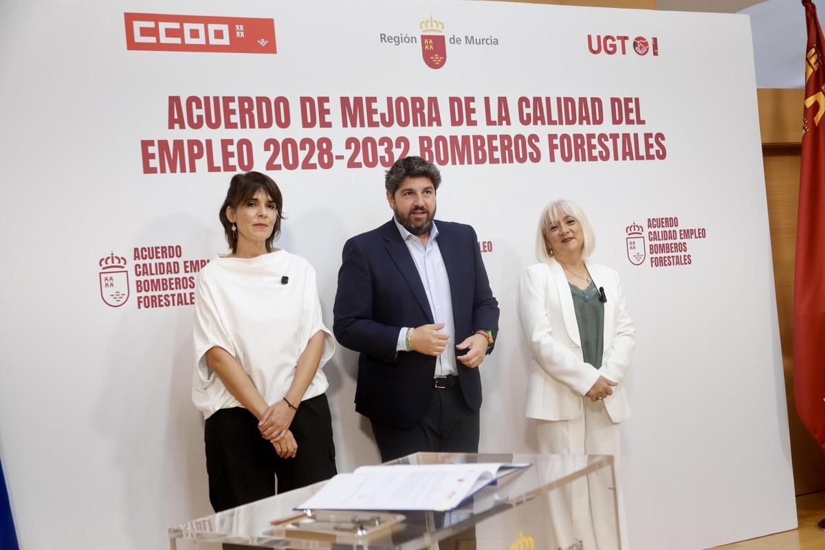 El presidente Fernando López Miras, junto las secretarias generales de UGT y CCOO, Paqui Sánchez (Dcha) y Teresa Fuentes