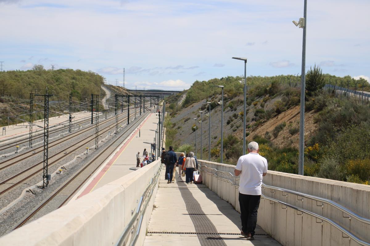 Los viajeros acceden al andén.