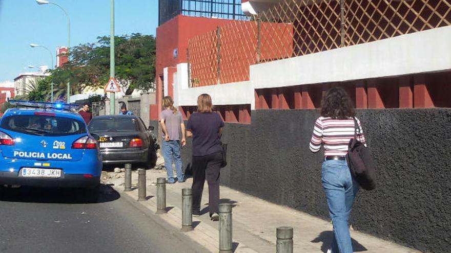 Un turismo colisiona contra un muro de la calle Pío XII