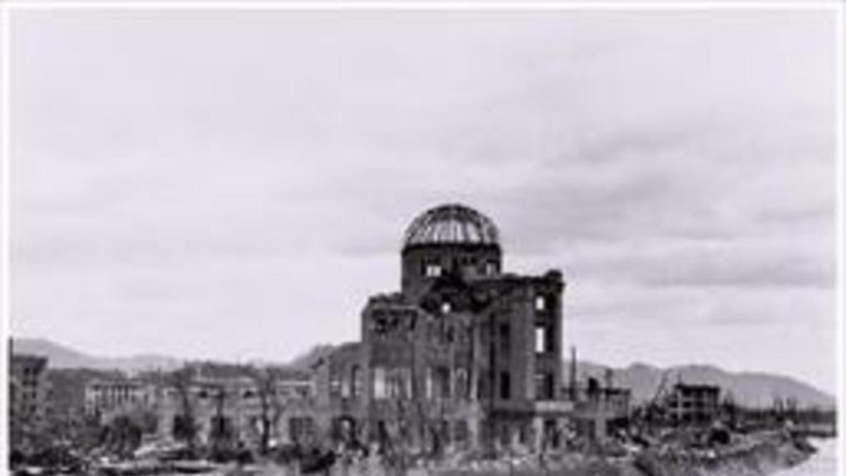 El emblemático edificio conocido como la 'cúpula de la bomba' de Hiroshima, tras el bombardeo y en el 2015.