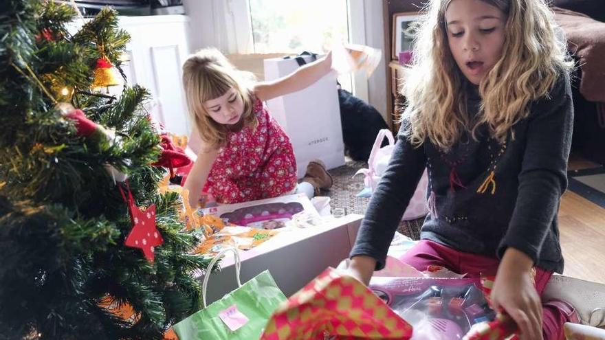 Mara y Vega Castellano, abriendo los regalos.