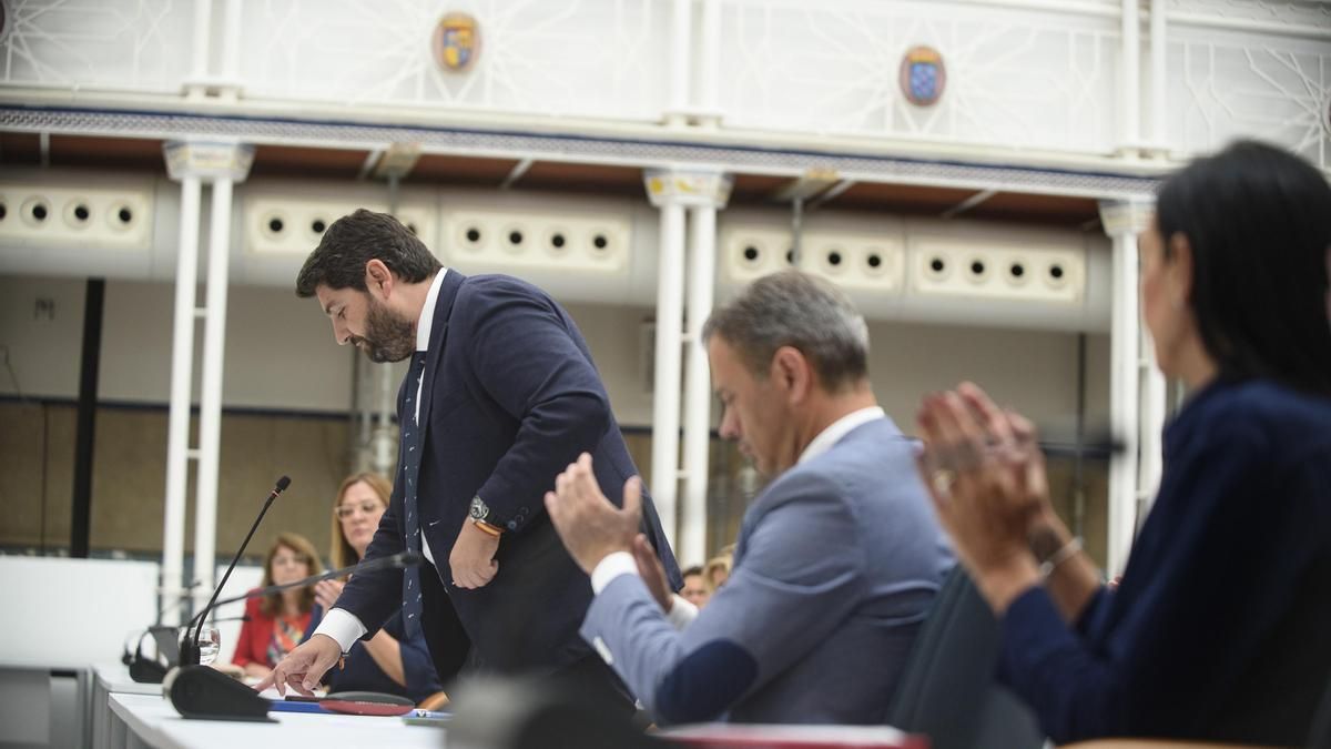 Los consejeros aplauden a Fernando López Miras tras una intevención en la Asamblea.