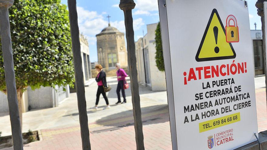 Las puertas automáticas dejan encerrado a un visitante del cementerio de Catral en su interior