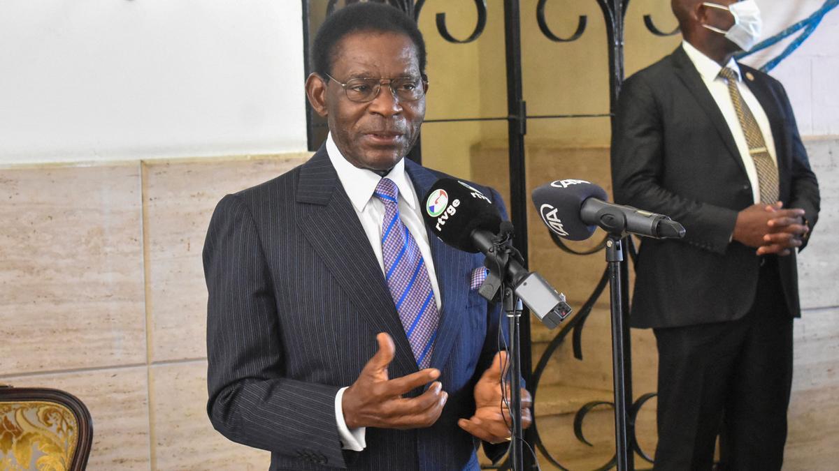 El presidente de Guinea Ecuatorial, Teodoro Obiang, habla tras depositar su voto en el colegio electoral durante las elecciones presidenciales, legislativas y municipales de Guinea Ecuatorial.