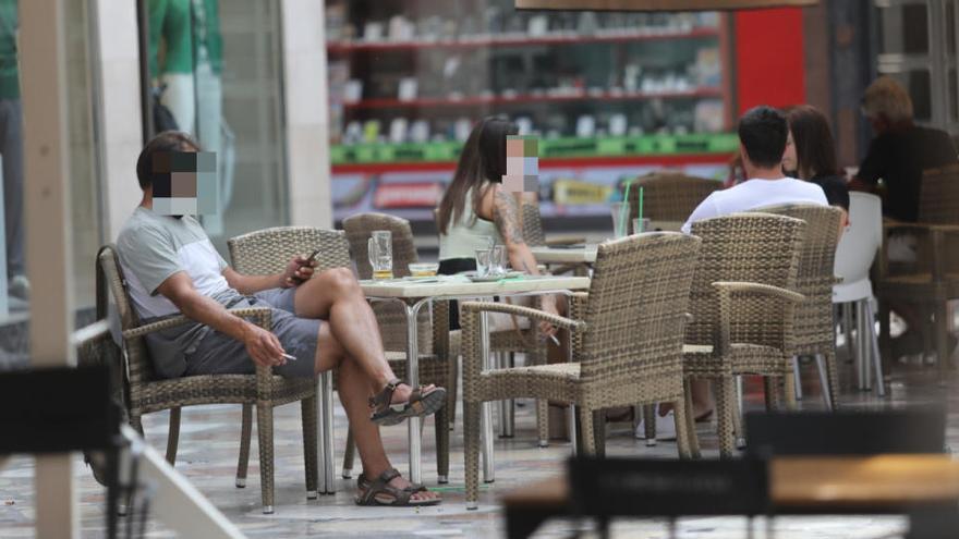 Tensión entre los clientes y los hosteleros por la restricción  de fumar en  las terrazas