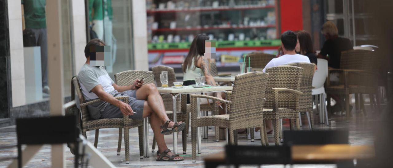 Clientes fumando en una terraza de Elche, en una imagen tomada esta semana.