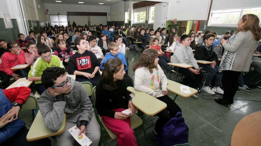 Rosaura Leis, ayer, hablando de hábitos saludables a alumnos del IES Antón Losada. // Bernabé / Víctor Espiño