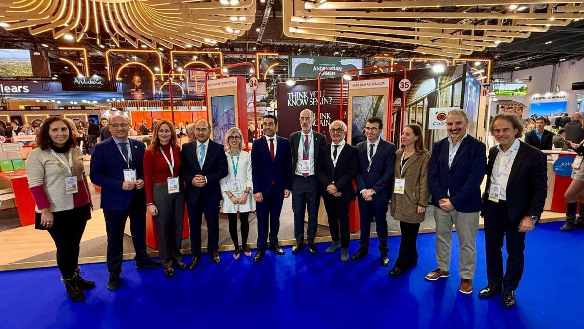 Luis López con la delegación pontevedresa en el puesto de Turismo Rías Baixas, en Londres.