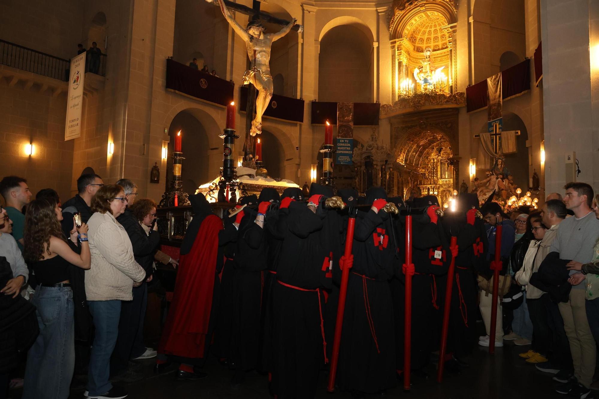 El Cristo de la Buena Muerte reina en el Jueves Santo de Alicante