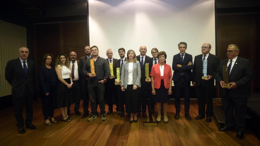 Las empresas premiadas posan tras recibir los galardones.