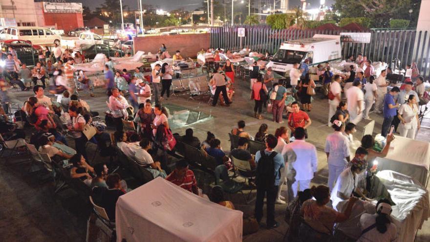 Pacientes y personal sanitario fuera de un hospital en Villahermosa.