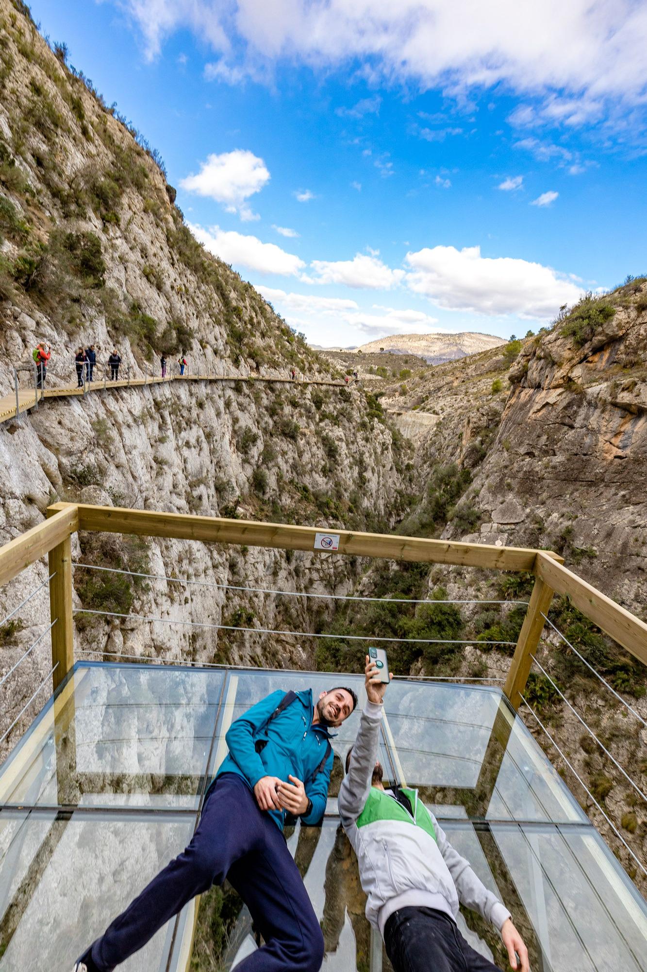 Una decisión que ha tomado el Ayuntamiento de esta pequeña localidad tras la "masiva afluencia" de turistas que se ha producido en las últimas semanas y que ha llevado a la necesidad de regular el acceso.