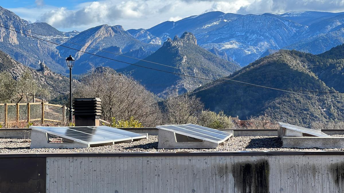 Detall d'una part de la instal·lació de plaques fotovoltaiques situades a la coberta de l'espai Dinosfera de Coll de Nargó (Alt Urgell)