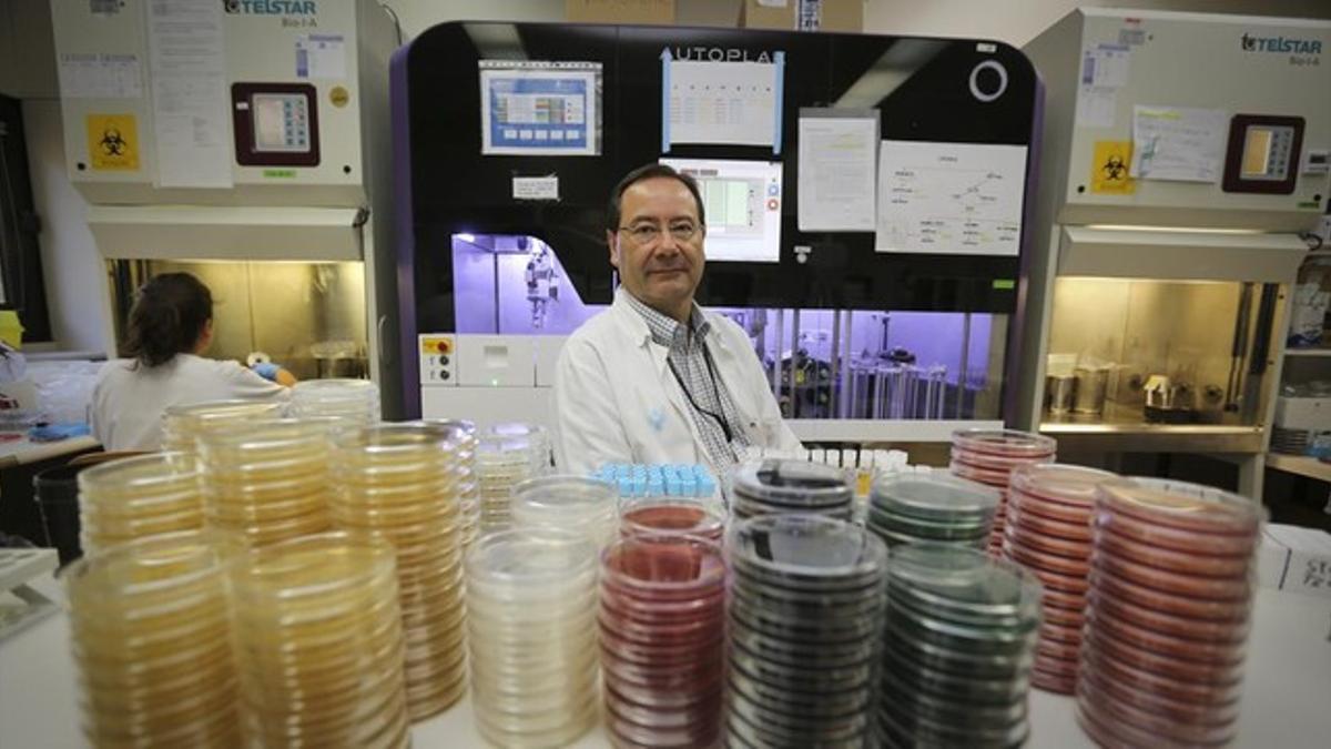 El doctor Tomas Pumarola en uno de los laboratorios del edificio de microbiologia del Hospital de la Vall d'Hebron.