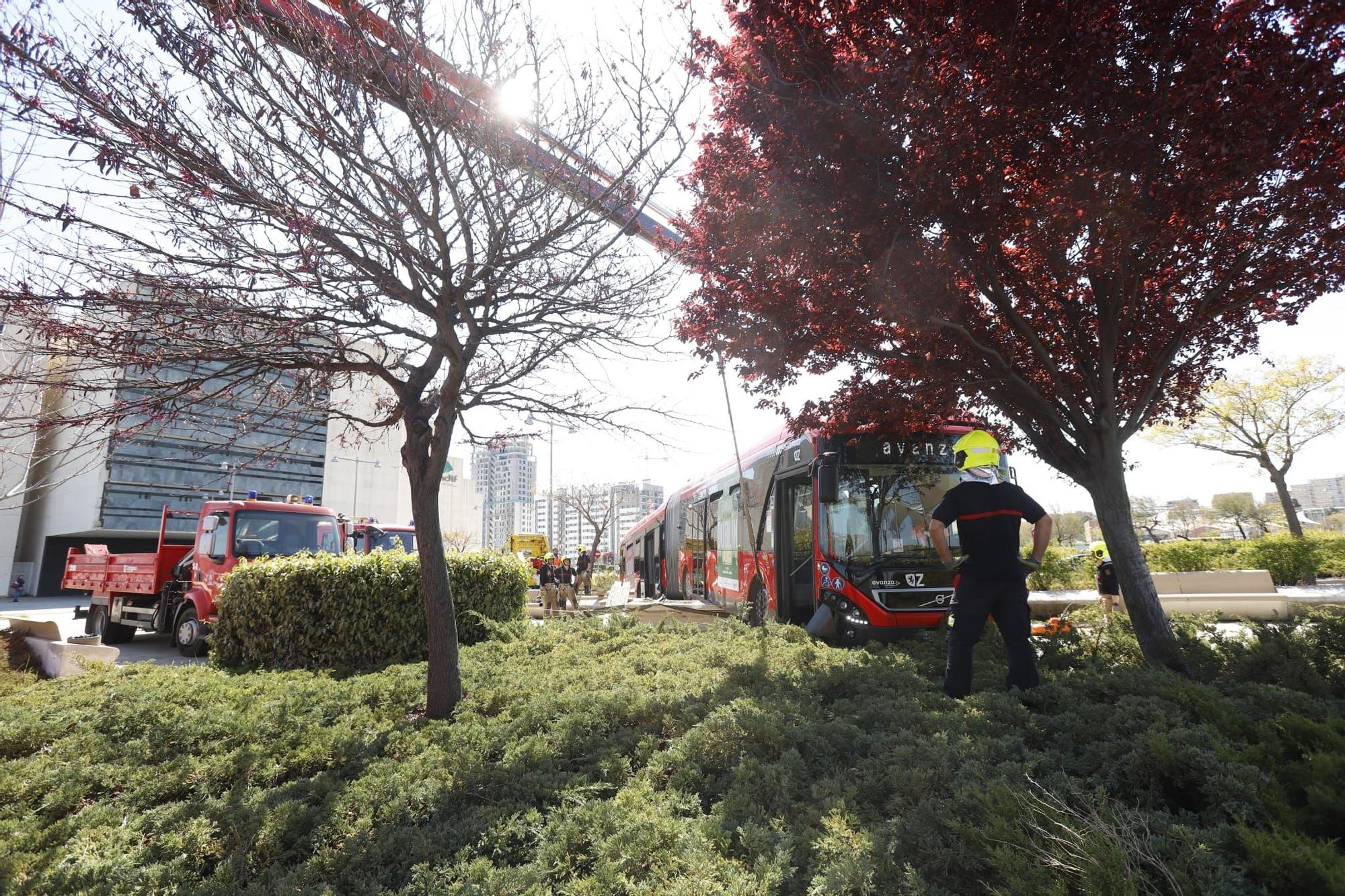 Un autobús urbano sin pasajeros se accidenta al salirse de la vía en Zaragoza