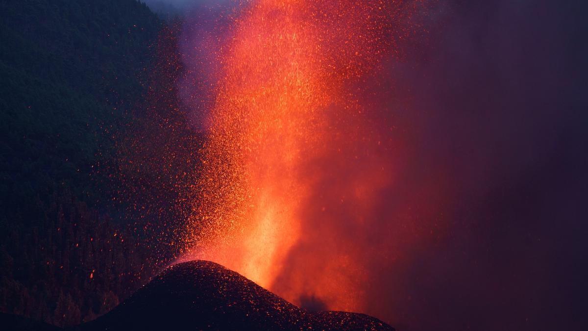 Un altre dels grans problemes que comporta l&#039;erupció és la gran quantitat de cendra i de fum