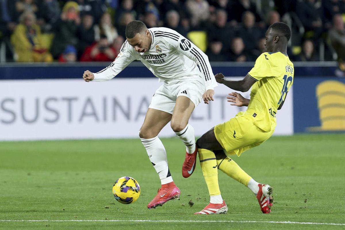 Kylian Mbappé y Pape Gueye.