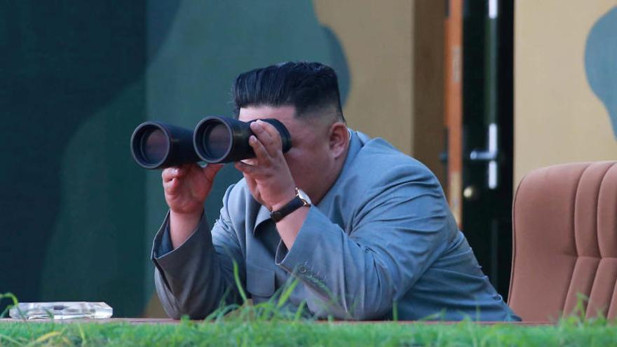 Kim Jong Un supervisando un lanzamiento.