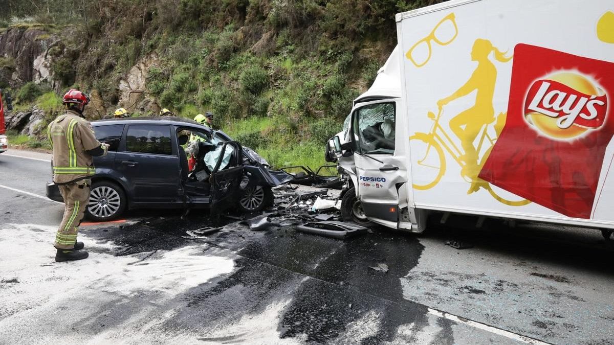 Efectivos de los bomberos y de la Guardia Civil en el lugar del siniestro