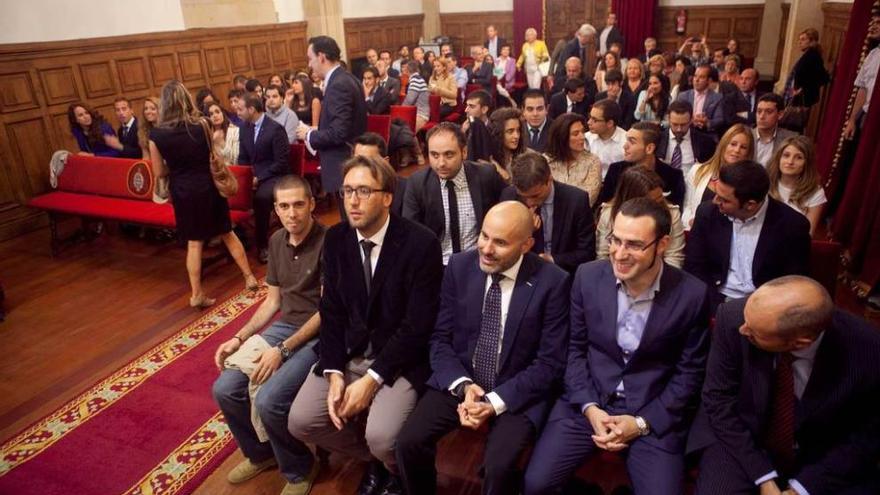 Los graduados del Instituto de Empresa que ayer recibieron sus diplomas, en el Paraninfo.