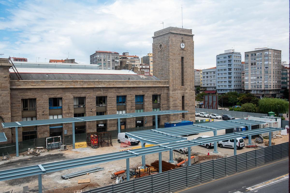 La nueva infraestructura, que cubre parte del lateral del edificio histórico, llama la atención por su color al tiempo que empieza a suscitar recelos entre los vecinos de la zona.