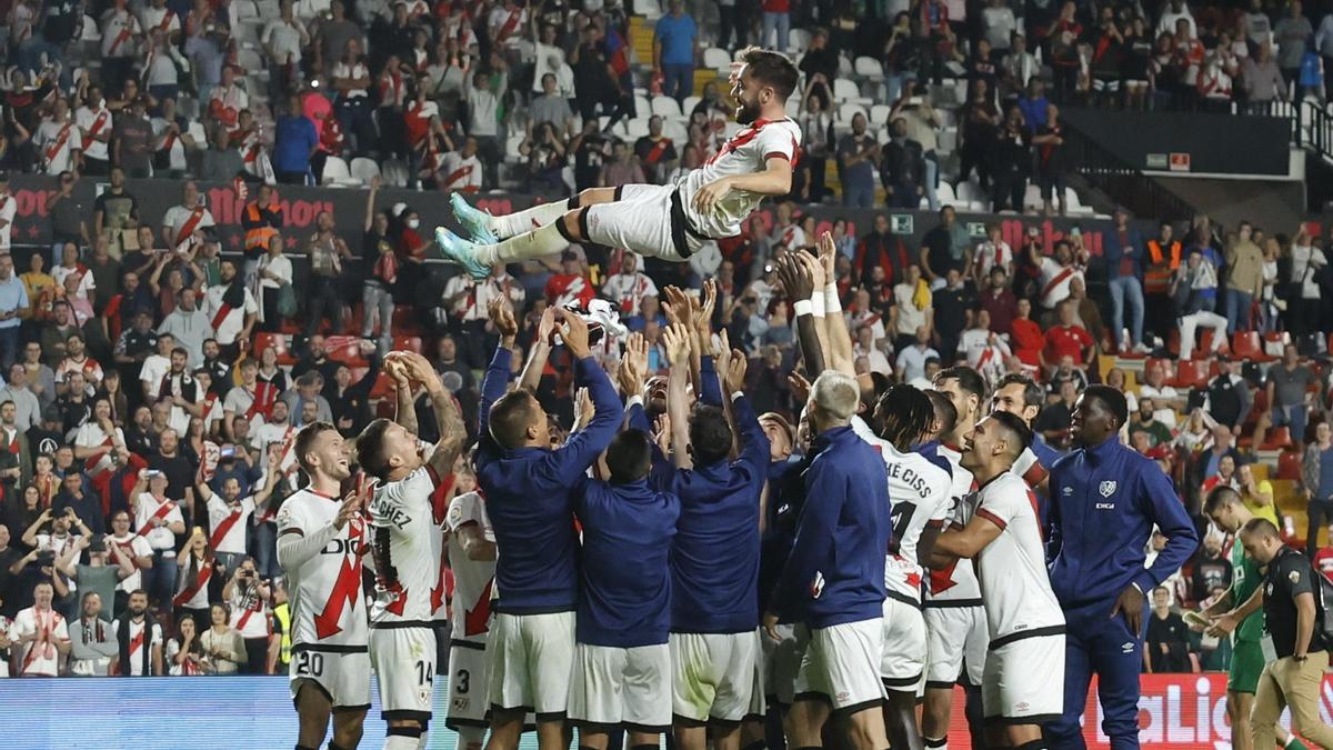 Unai López, artífice del tanto de la victoria ante el Elche CF, manteado por sus compañeros.