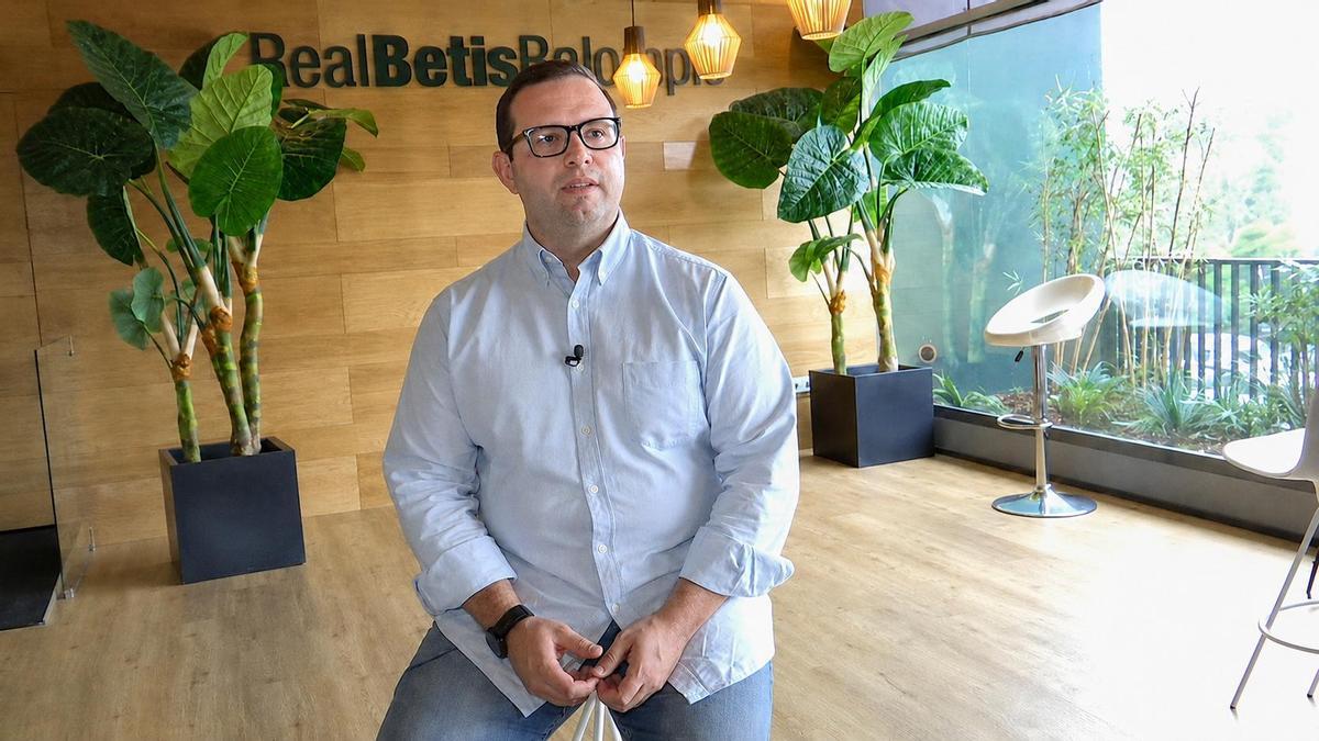 Pastor Planelles, durante una entrevista en la televisión del Betis.
