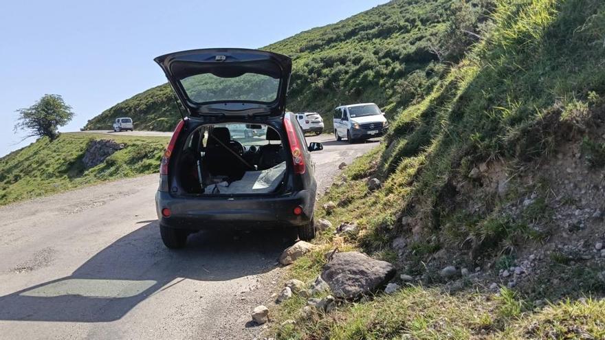 Denuncian continuos accidentes por el lamentable estado del trayecto de Enol a La Ercina, en los lagos de Covadonga