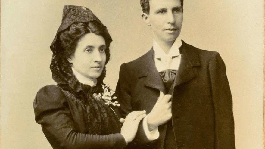 Fotografía de Marcela y Elisa, tras contraer matrimonio en A Coruña, el 8 de junio de 1901.