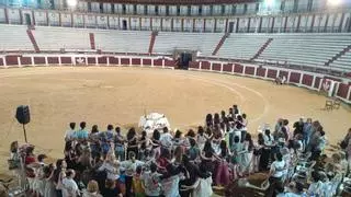 La fe joven de Hakuna llena de música y oración la Plaza de Toros de Cáceres