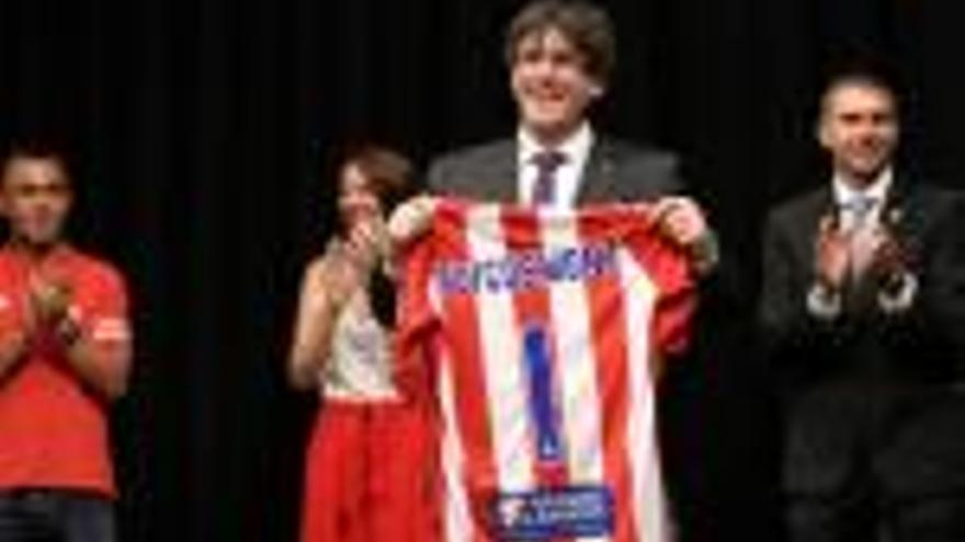 El 28 de juny l&#039;ascendit CF Girona va regalar una samarreta amb el número 1 i el cognom Puigdemont impresos, que no figura a la llista.