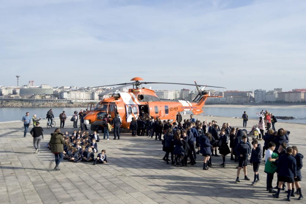 La conmemoración este año del 25 aniversario de la creación de la Sociedad de Salvamento Marítimo lleva a celebrar en A Coruña una jornada de puertas abiertas de tres de sus medios de rescate.