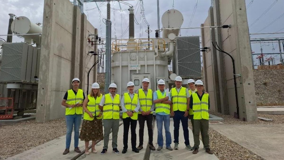 El delegado del Gobierno de España en Aragón, Fernando Beltrán, ha visitado la subestación para conocer la evolución de los trabajos en este punto de unión de la red con las de circunvalación que dan servicio a la capital aragonesa.
