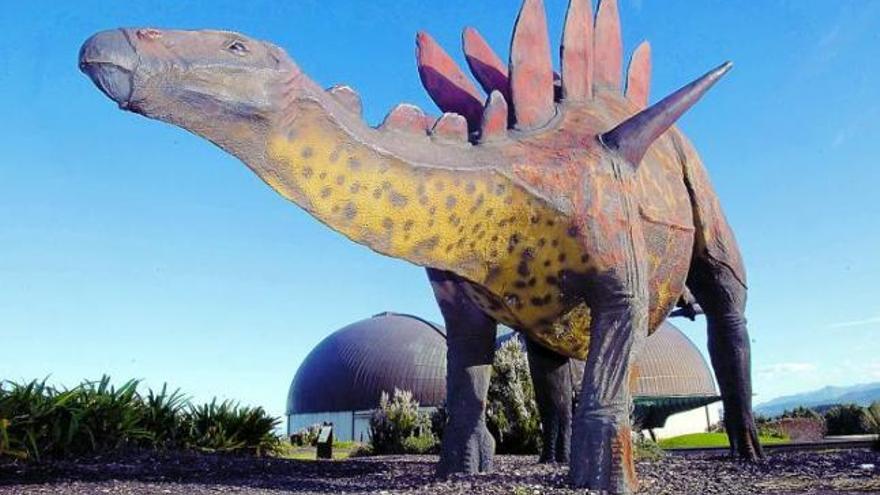 Réplica de un estegosaurio en el exterior del Museo del Jurásico de Asturias, en Colunga.  / miki lópez