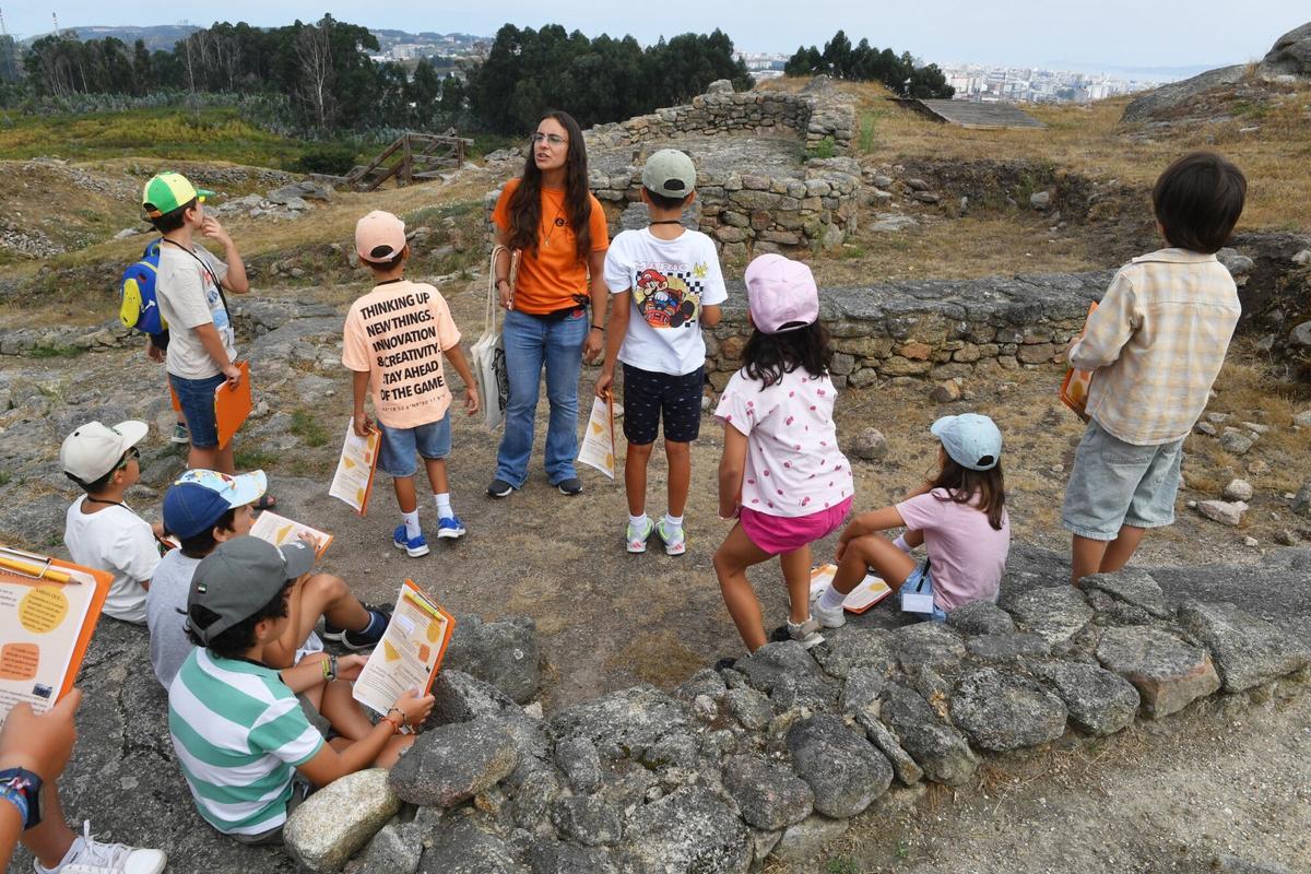 Castro de Elviña visita campamento de verano