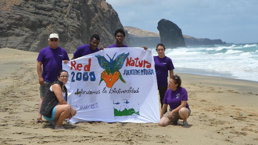 Miembros de la Asociación de Voluntarios de Ayuda a la Naturaleza de Fuerteventura, el año pasado, en la celebración del Día Europeo de Red Natura 2000, en el Parque Natural de Jandía.