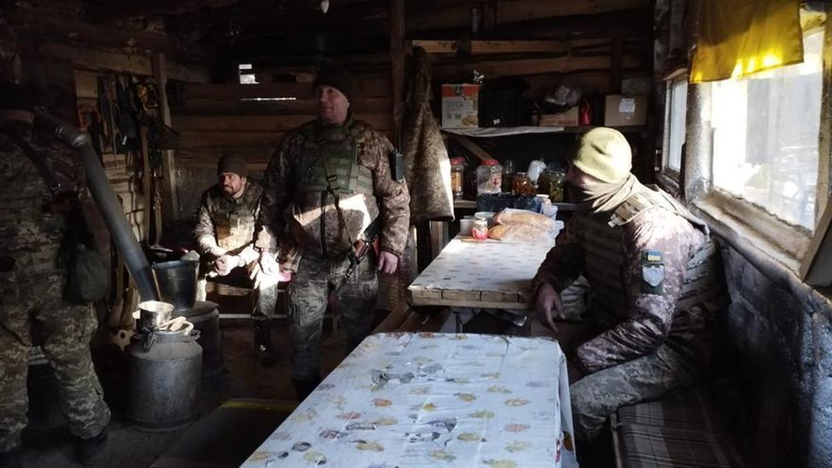 Un grupo de soldados ucranianos, en el interior de la cabaña.