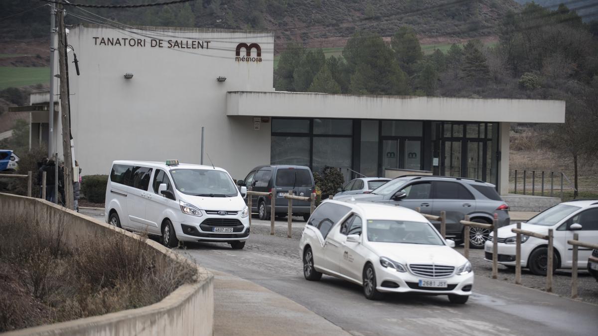 El cotxe fúnebre abandona el tanatori de Sallent després del funeral