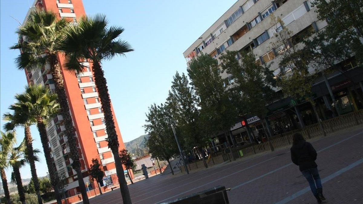 Plaza Roja de Ciutat Meridiana, en la Zona Nord de Nou Barris.