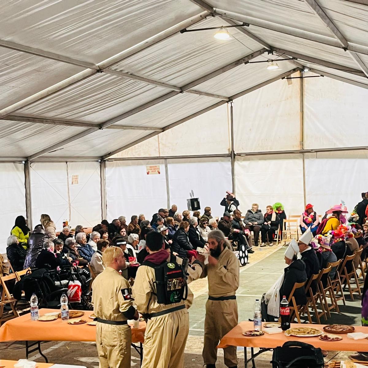 Actividad intergeneracional en el "Entruido" de Cangas.