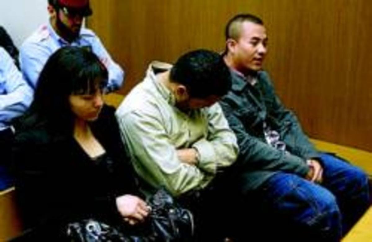 Els tres acusats que sí que van seure al banc dels acusats, ahir, a l’Audiència de Barcelona.