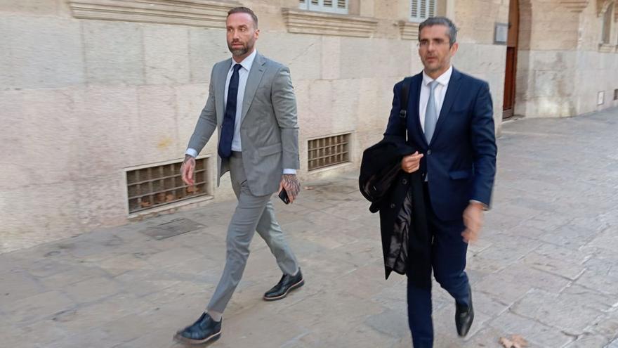 Calum Best, ayer, a la salida de la Audiencia Provincial junto a su abogado. | MARCOS OLLÉS