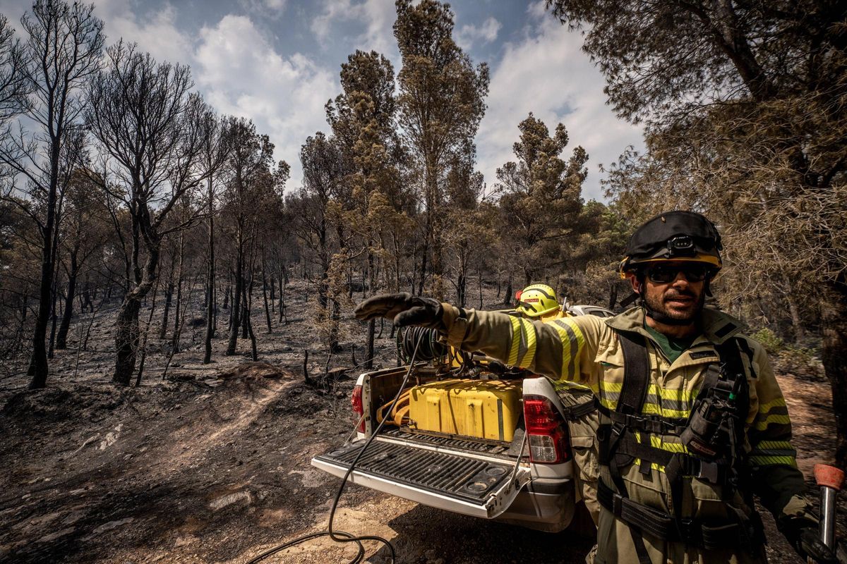 Dentro del incendio en Baix Ebre: los bomberos trabajan a contra reloj en el incendio forestal en Paüls