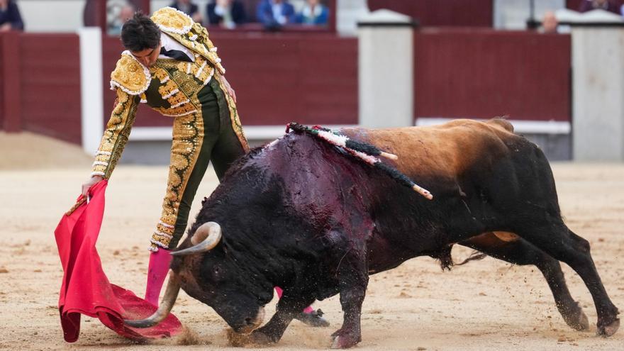 Toros y toreros propician un plano espectáculo en la tarde del patrón de Madrid