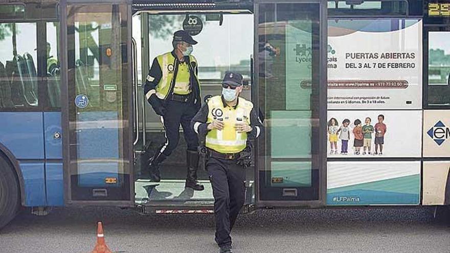 Dos policÃ­as locales de Palma, en un control de un autobÃºs.