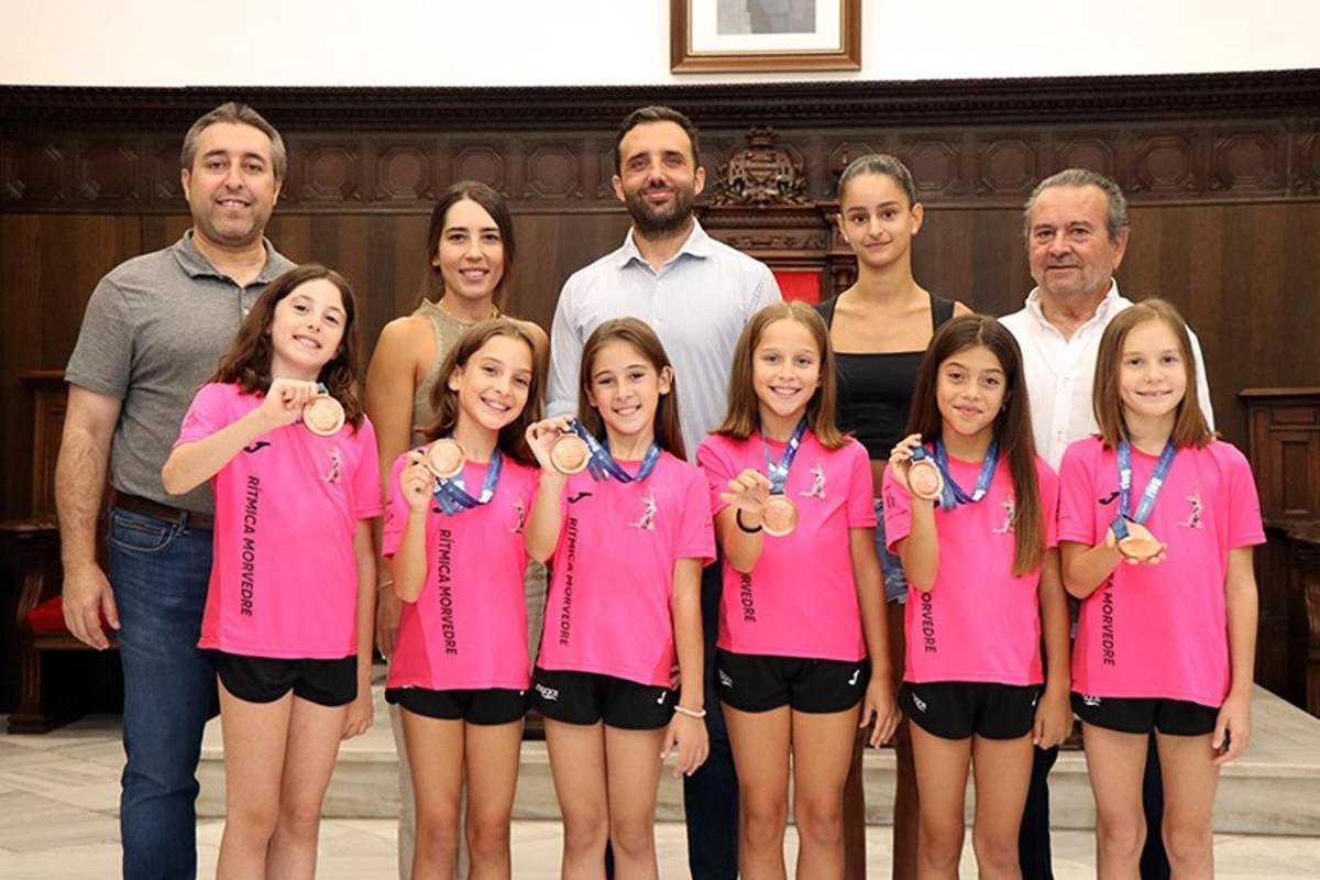 Las medallistas locales en el salón de plenos del consistorio local.