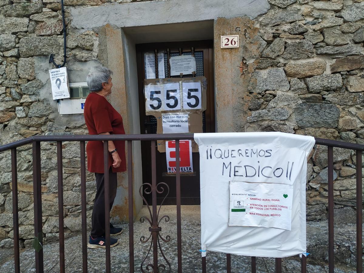Una vecina observa el contador de días sin servicio en el consultorio de Monumenta.
