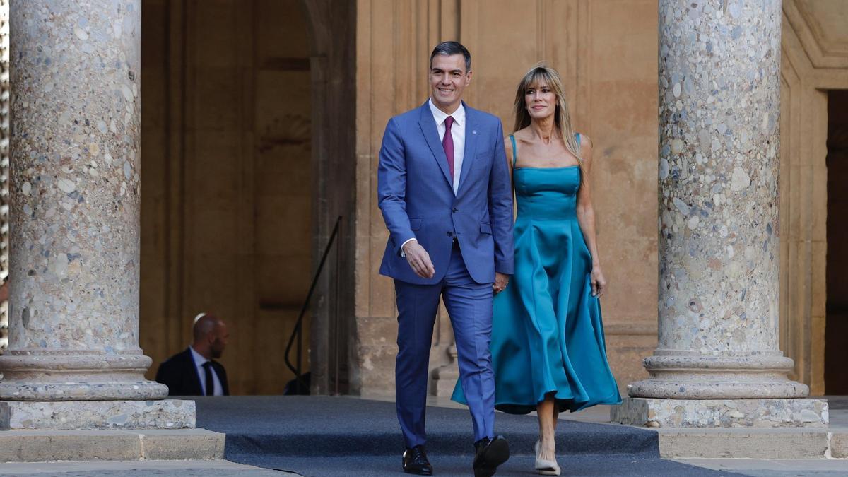 Pedro Sánchez, junto a su mujer Begoña, en la cumbre de Granada